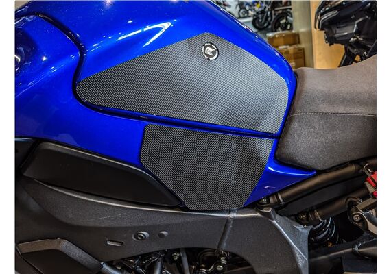 EAZI GRIP PRO ΑΥΤΟΚΌΛΛΗΤΑ ΤΕΠΟΖΊΤΟΥ YAMAHA MT 10 2022-2025 ΜΑΎΡΑ ΑΝΤΙΟΛΙΣΘΗΤΙΚΆ